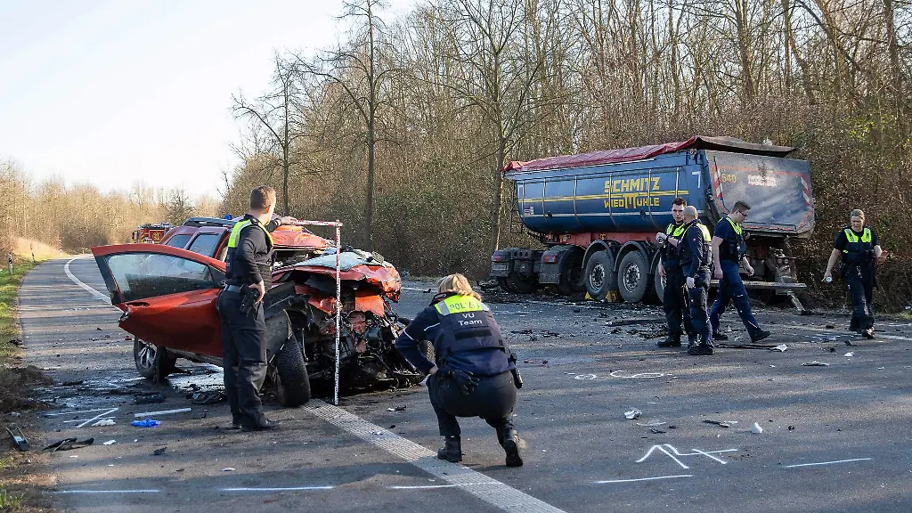 Das-voellig-zerstoerte-Auto-nach-dem-Zusammenstoss-mit-einem-Lastwagen