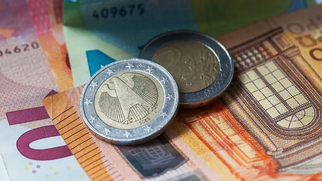 Finanzminister-Lorz-praesentiert-die-Haushaltszahlen-2024