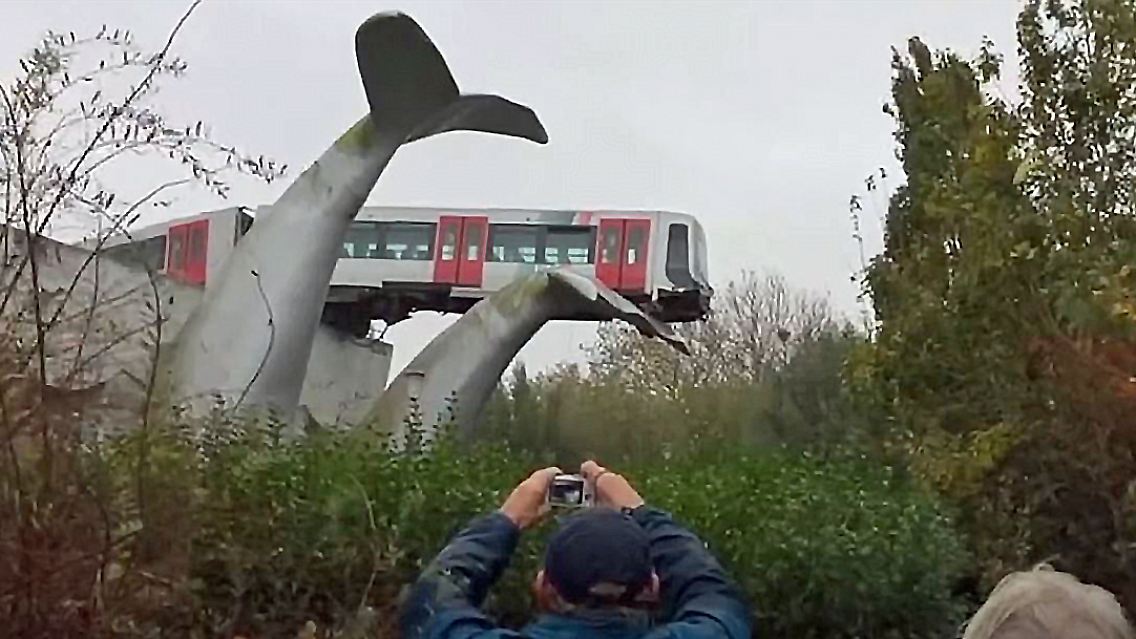 Zug Walskulptur Rotterdam.JPG
