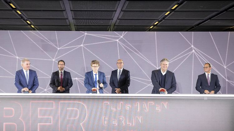 Woidke (3.v.r.) bei der Eröffnung des BER am Samstag.