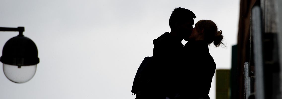 Syphilis kann durch ungeschützten Oral-, Vaginal- oder Analverkehr übertragen werden.