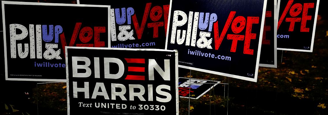 2020-11-03T044001Z_1208341190_RC2GVJ9JKTUS_RTRMADP_3_USA-ELECTION-WISCONSIN.JPG