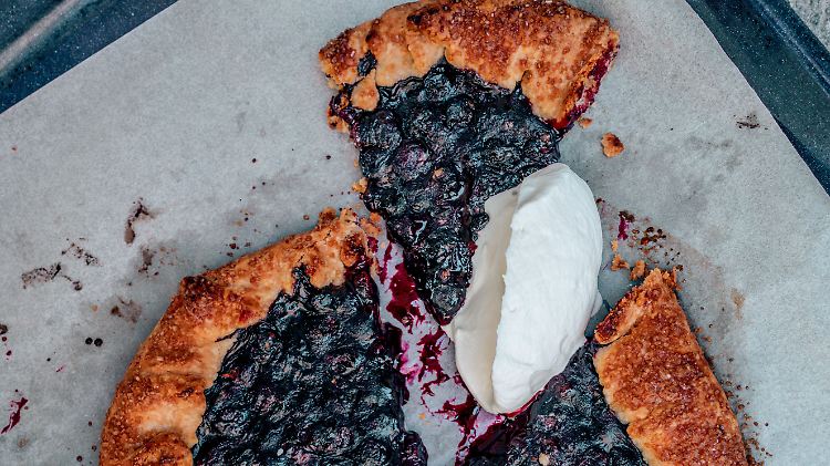 Aus der Küche von Elihay Berliner, der oft für Hayas fünften Sohn gehalten wird, stammt diese Heidelbeer-Tarte.