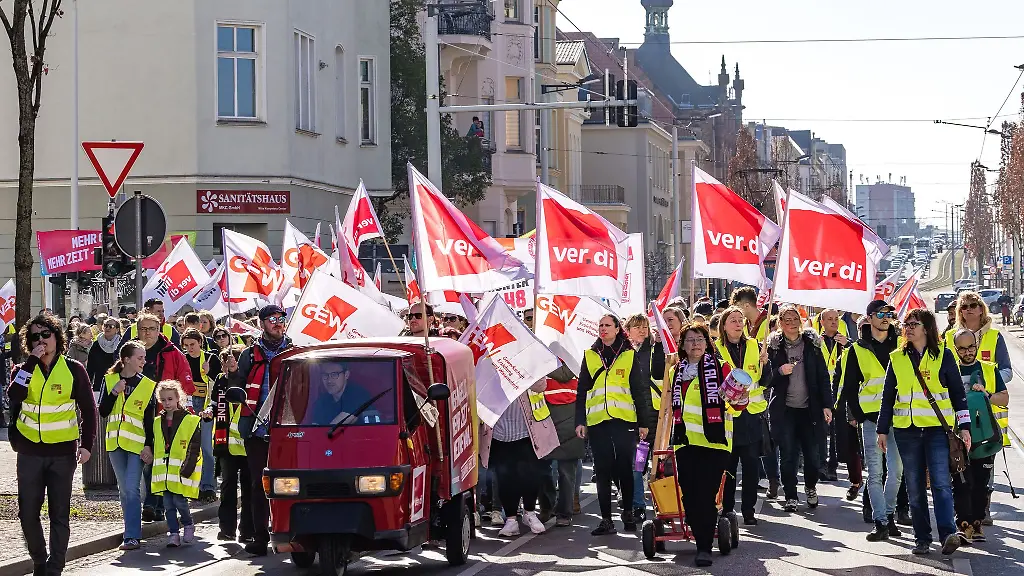 Im-Tarifstreit-des-oeffentlichen-Dienstes-von-Bund-und-Kommunen-hat-die-Gewerkschaft-Verdi-mit-Warnstreiks-ihre-Forderungen-deutlich-gemacht