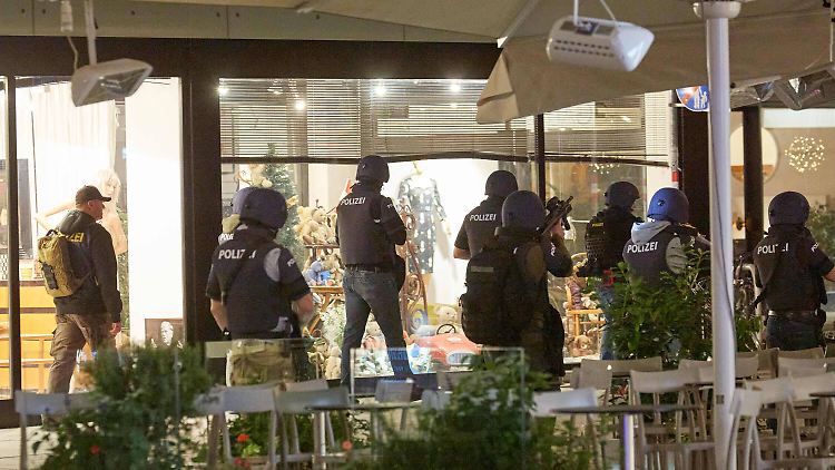 Schwer bewaffnete Polizisten in der Wiener Innenstadt am Abend des Anschlags.