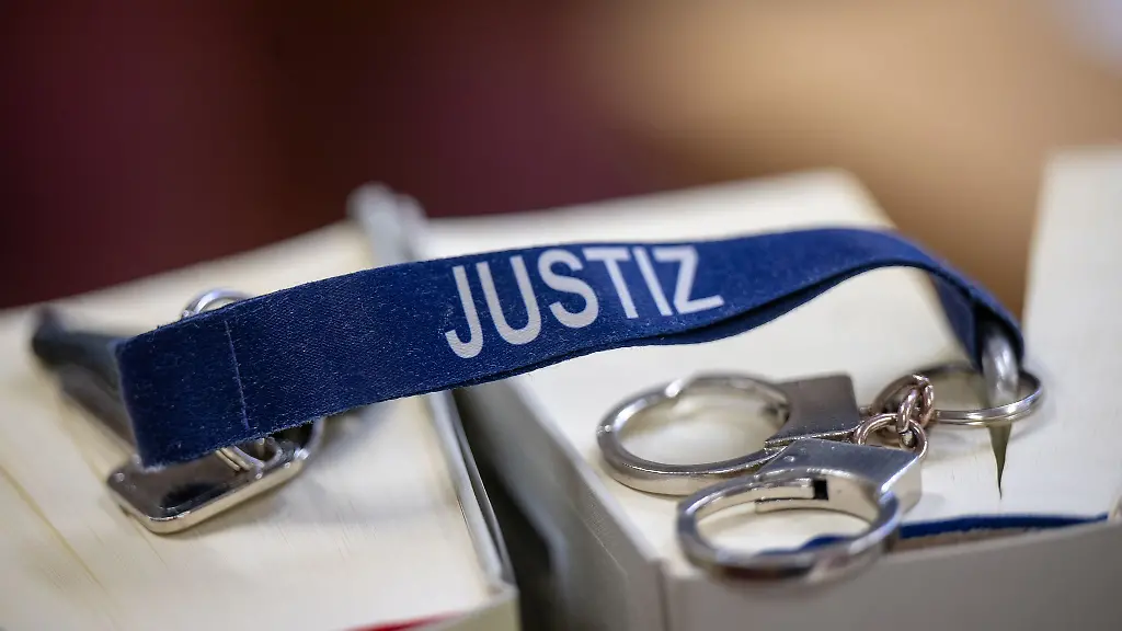 Als-Manager-pluenderte-ein-49-Jaehriger-die-Unternehmenskonten-um-einen-luxurioesen-Lebensstil-zu-fuehren-Nun-erging-eine-langjaehrige-Haftstrafe-wegen-Untreue-in-18-Faellen