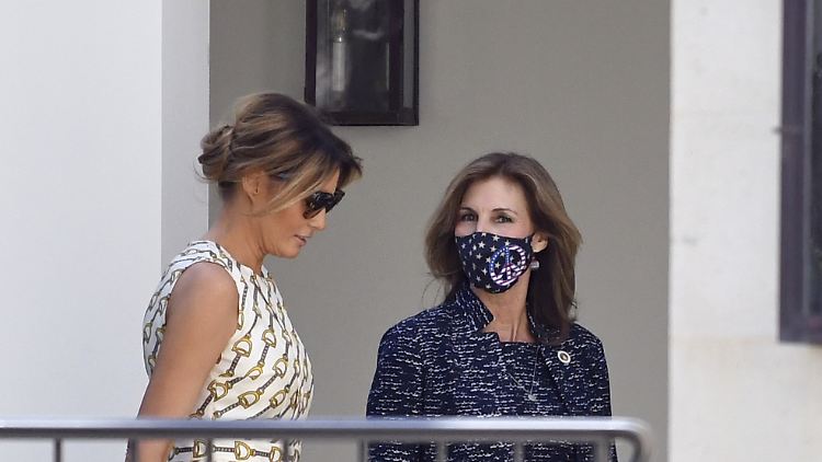 First Lady Melania Trump braucht keine Maske, ihre Begleiterin schon.