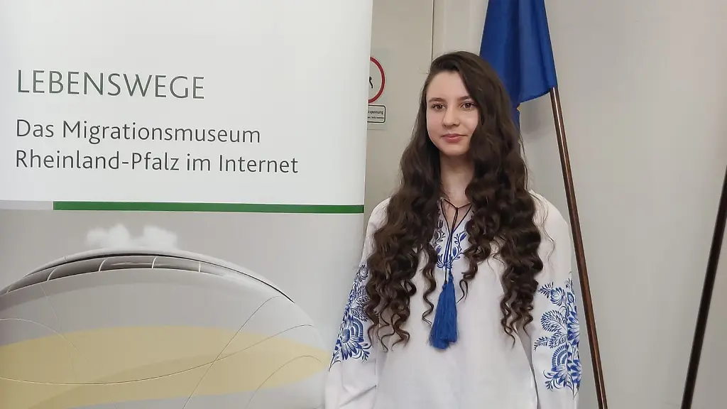 Die-Geschichte-der-15-Jahre-alten-Ukrainerin-Maharyta-Jarmola-ist-eine-von-fuenf-die-in-der-aktuellen-Ausstellung-des-Online-Migrationsministeriums-portraetiert-werden