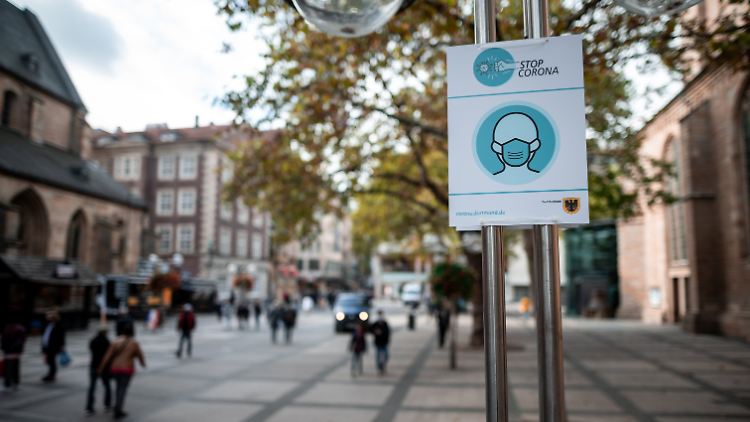 Ein Plakat in Dortmund erinnert an die Maskenpflicht. Seit Beginn der Pandemie wird regelmäßig darüber diskutiert, ob solche Beschränkungen überhaupt durch bestehende Gesetze gedeckt sind.