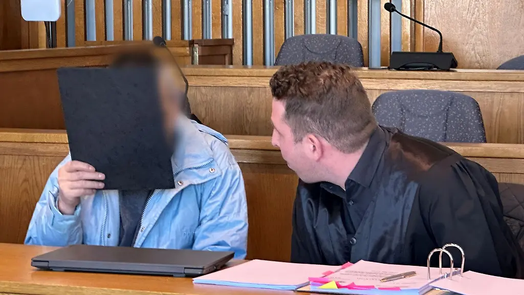 Rechtsanwalt-Christian-Schmieden-r-kuendigte-an-dass-sich-sein-Mandant-im-Laufe-des-Prozesses-vermutlich-zu-den-Mordvorwuerfen-aeussern-werde