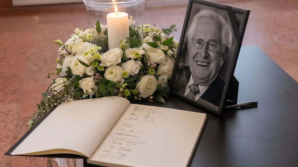 Der-rheinland-pfaelzische-Ministerpraesident-Alexander-Schweitzer-und-Politiker-verschiedener-Parteien-haben-sich-in-das-Kondolenzbuch-fuer-Bernhard-Vogel-eingetragen