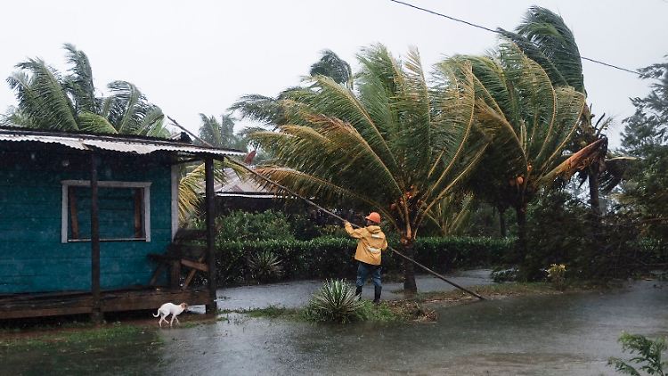 Später schwächte sich "Eta" zu einem Hurrikan der Kategorie zwei mit Windgeschwindigkeiten von bis zu 175 Kilometern pro Stunde ab. 