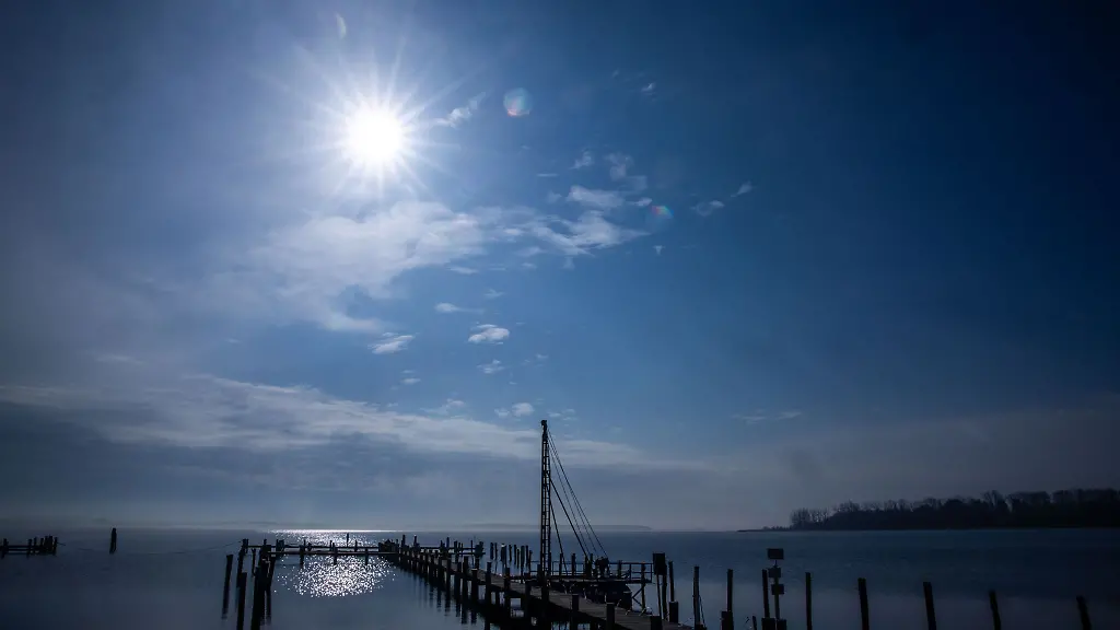 Blauer-Himmel-mit-viel-Sonne-auch-im-Norden-haelt-der-Fruehling-Einzug