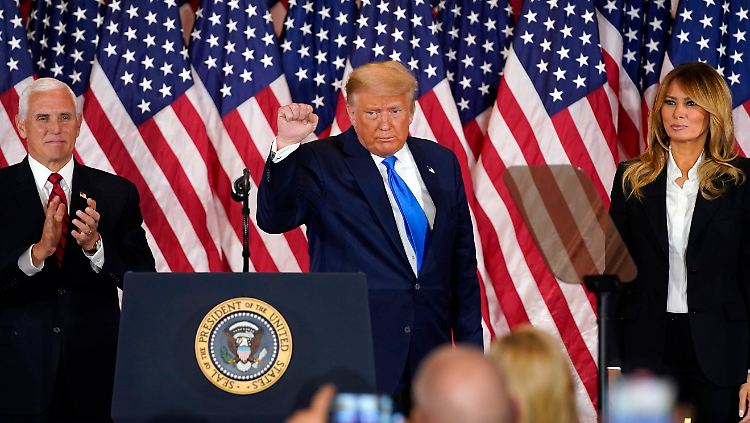 Trump bei seinem Auftritt im Weißen Haus. Links Vizepräsident Pence, rechts First Lady Melania Trump.