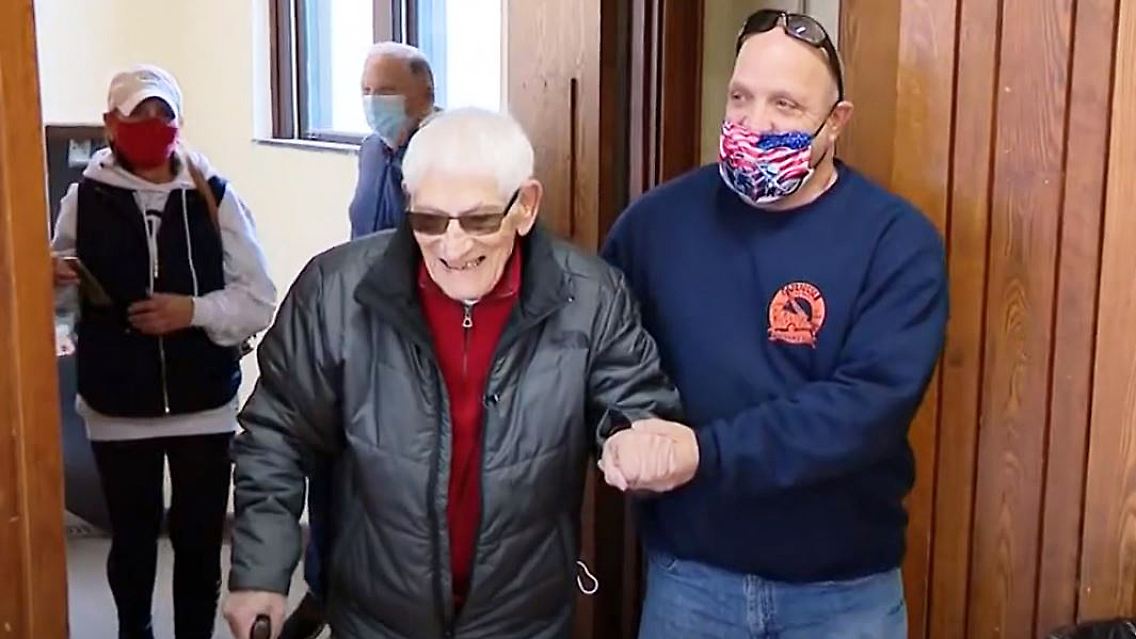 104-jähriger Wähler.JPG