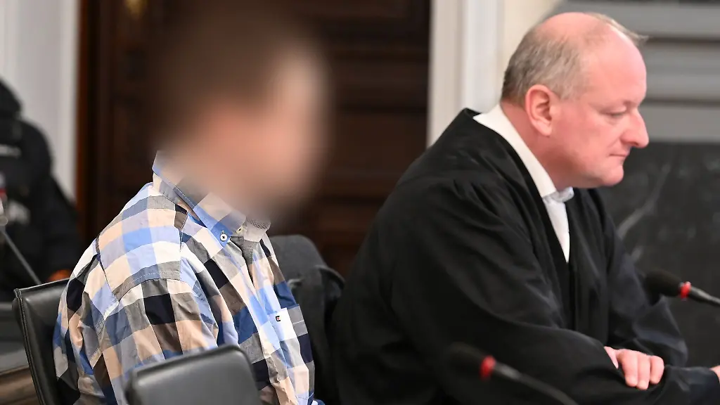 Ein-28-Jaehriger-soll-in-Tirpersdorf-im-Vogtland-seine-Mutter-und-seine-Grosseltern-mit-einer-Axt-erschlagen-haben-Seit-Donnerstag-wird-der-Fall-am-Landgericht-Zwickau-verhandelt