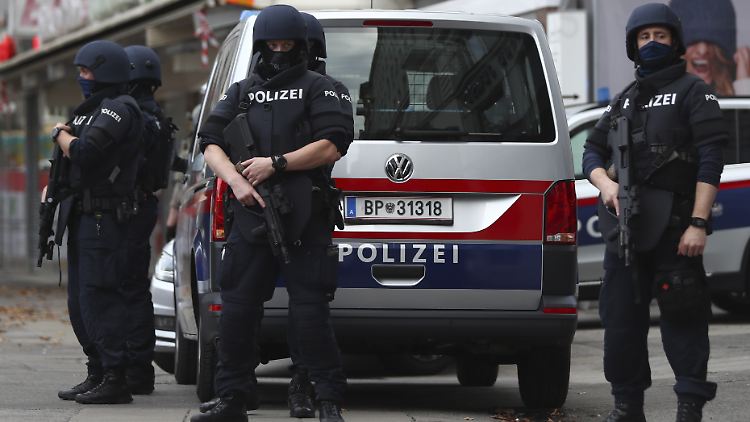 Einsatzkräfte sichern einen Tatort in Wien. Bei dem Anschlag sind vier Menschen zu Tode gekommen.