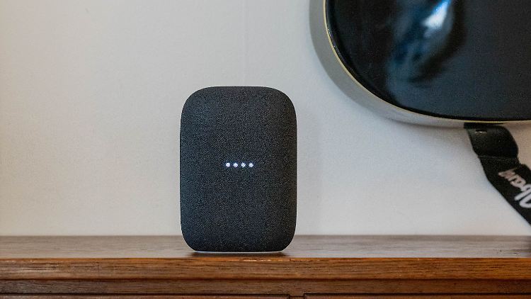 Wenn man ihn anspricht, zeigt der Nest Audio mit drei LEDs, dass der Assistent zuhört.