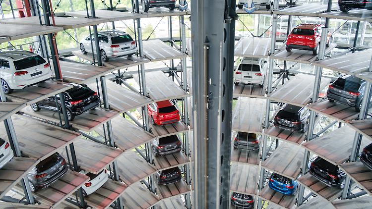Neuwagen von Volkswagen in der Autostadt. Für November prognostizieren Experten noch schwächere Verkaufszahlen.