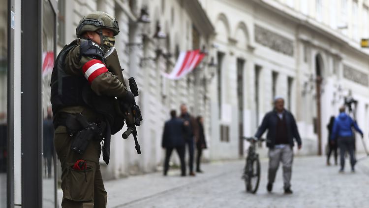 Ein bewaffneter Beamter der österreichischen Militärpolizei bewacht den Tatort nach dem Terroranschlag am 2. November nahe der Synagoge im Wiener Stadtzentrum. 