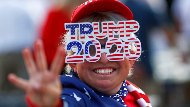 Vier weitere Jahre, zeigt diese Trump-Anhängerin bei einer Wahlkampfveranstaltung in Arizona.