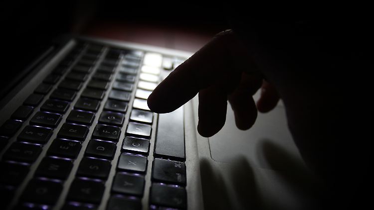 Die Verdächtigen sollen unter anderem kinderpornografische Fotos und Filme miteinander geteilt haben.
