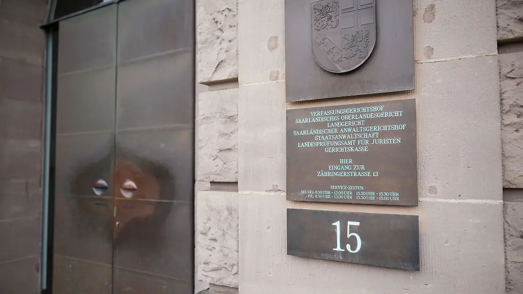 Vor-dem-Landgericht-in-Saarbruecken-muss-sich-ein-71-Jaehriger-von-Donnerstag-an-wegen-eines-Doppelmordes-verantworten-knapp-30-Jahre-nach-der-mutmasslichen-Tat