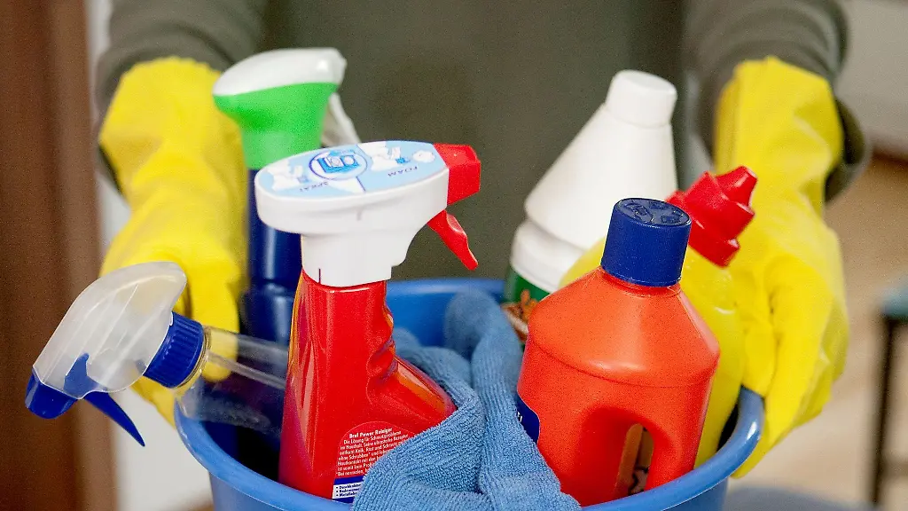 Ob-Ihre-Putzmittel-in-den-Sondermuell-gehoeren-zeigen-die-entsprechenden-Gefahrensymbole-auf-den-Verpackungen