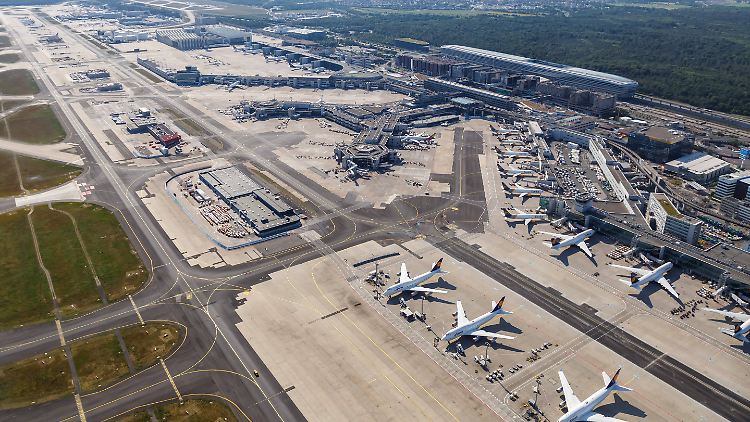 So wie hier in Frankfurt stehen die Flugzeuge vielerorts weitgehend still.