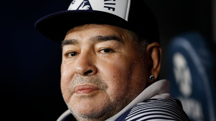 Maradona muss noch einige Zeit in der Klinik bleiben.