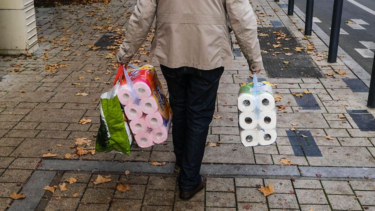 Die offenbare Sorge vor einem Versorgungsengpass während eines Lockdowns treibt den Absatz von Klopapier nach oben.