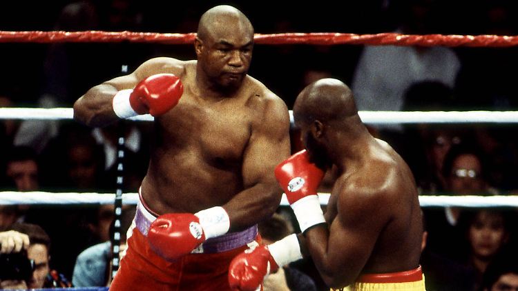 Mit 45 Jahren gewann George Foreman (links) noch einmal einen Schwergewichtstitel im Boxen.