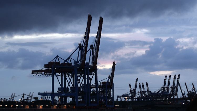 Hochgeklappte Containerbrücken im Hamburger Hafen. In Deutschland ist laut EU-Zahlen ein Wirtschaftseinbruch von 5,6 Prozent zu erwarten.