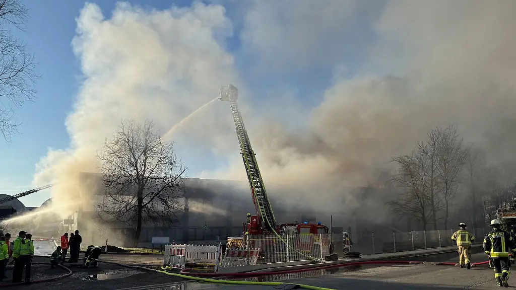 Dichter-Rauch-dringt-aus-einem-brennenden-Recyclingbetrieb-gut-100-Feuerwehrleute-sind-im-Einsatz