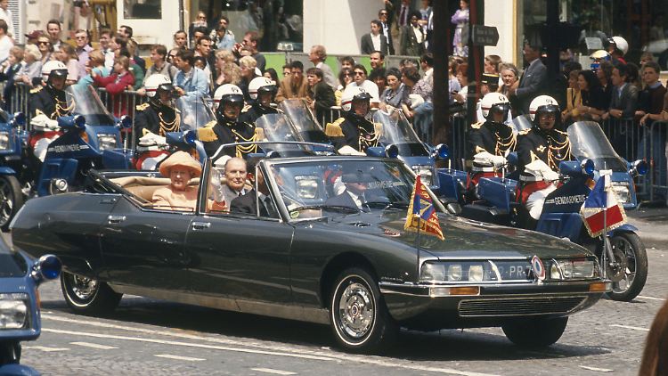 Staatspräsident Mitterand und die englische Königin Elisabeth II. im Citroën SM Presidentielle.