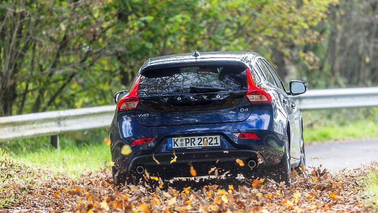 Die Heckpartie mit den hoch liegenden Rückleuchten ist typisch für Volvo und ziert auch den V40.