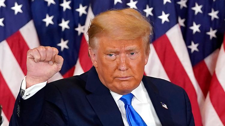 Noch in der Wahlnacht erklärte Trump sich zum Sieger.