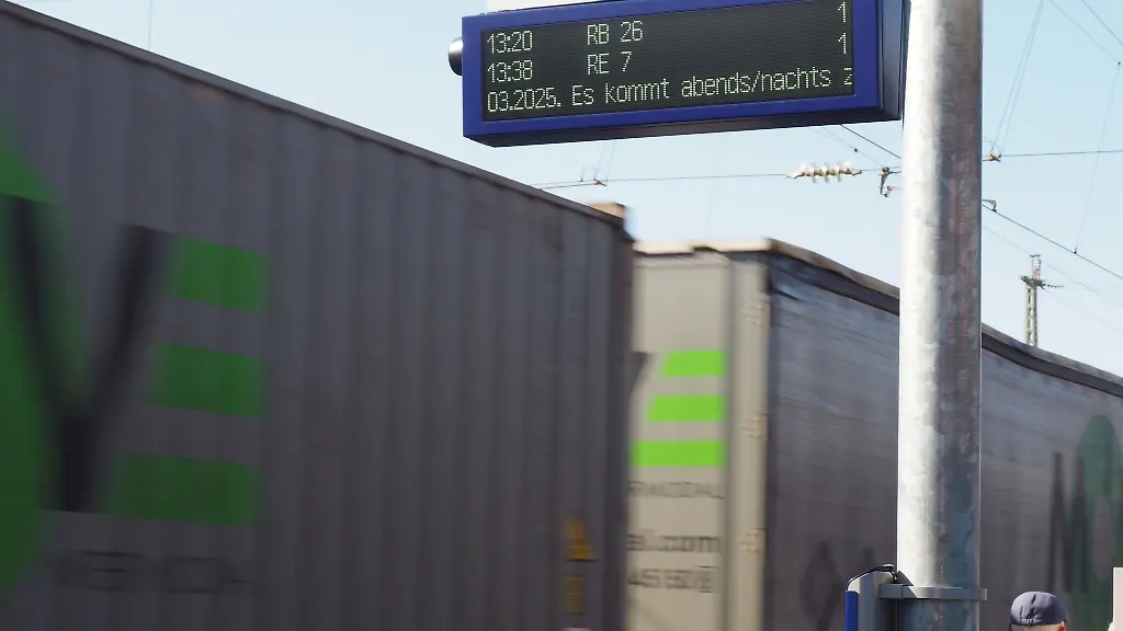 Eine-neue-Anzeigetafel-informiert-Reisende-im-badischen-Emmendingen