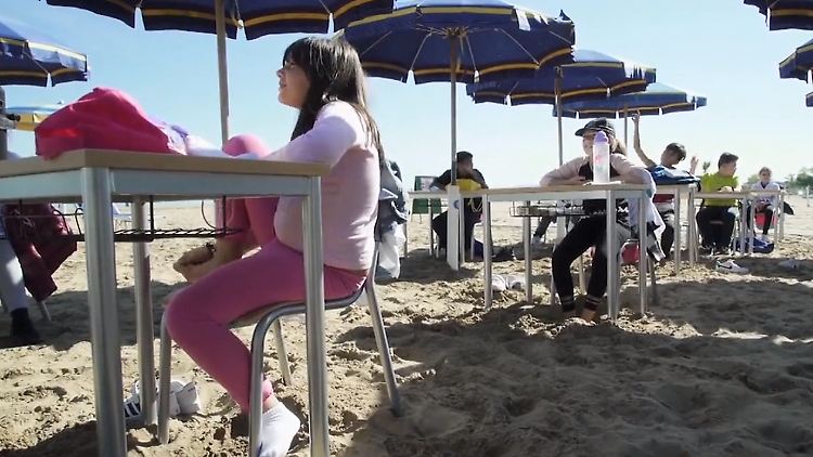 Schule am Strand in Italien.jpg