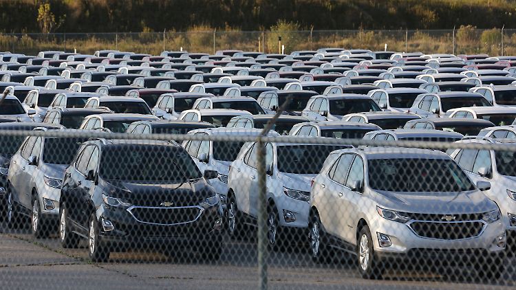 SUV der Marke Chevrolet warten darauf, verschifft zu werden. Chevrolet gehört GM.