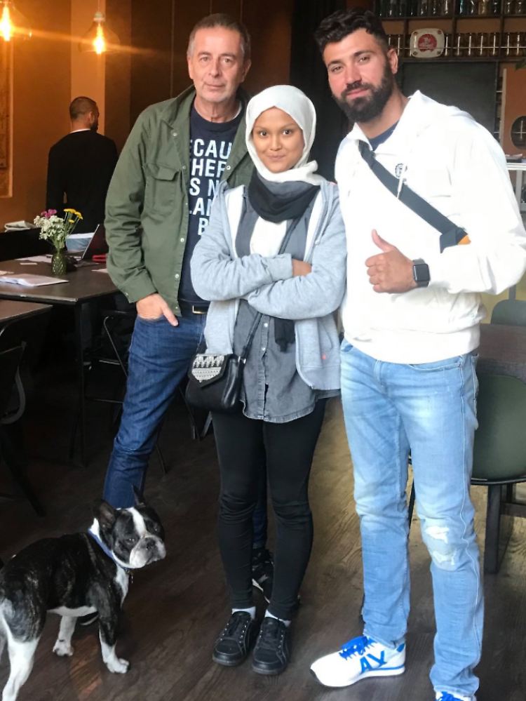 "Andreas hat nicht nur seinen Beruf aufgegeben und ein ausgebuchtes Restaurant, geführt von Flüchtlingen, aufgebaut, sondern ist wie ein Vater für die jungen Leute, die voller Angst und ohne große Hoffnungen ankommen und mit großem Herzen und vielen Kompetenzen wieder gehen. So, dass sie auf eigenen Füßen stehen können. Er schafft also das, was die Regierung nicht schafft! Das ist Integration! Das ist Liebe." (Zitat: Facebook)