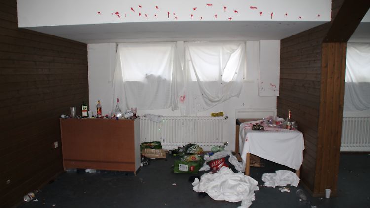 Die Beamten fanden im Inneren des Lagers die Überbleibsel der Party vor.