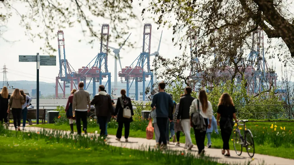 Diebe-haben-grosse-Metallteile-in-der-Gruenanlage-Altonaer-Balkon-gestohlen-Archivbild