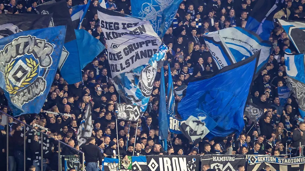 Das-Volksparkstadion-ist-im-Heimspiel-des-HSV-gegen-Fortuna-Duesseldorf-ausverkauft