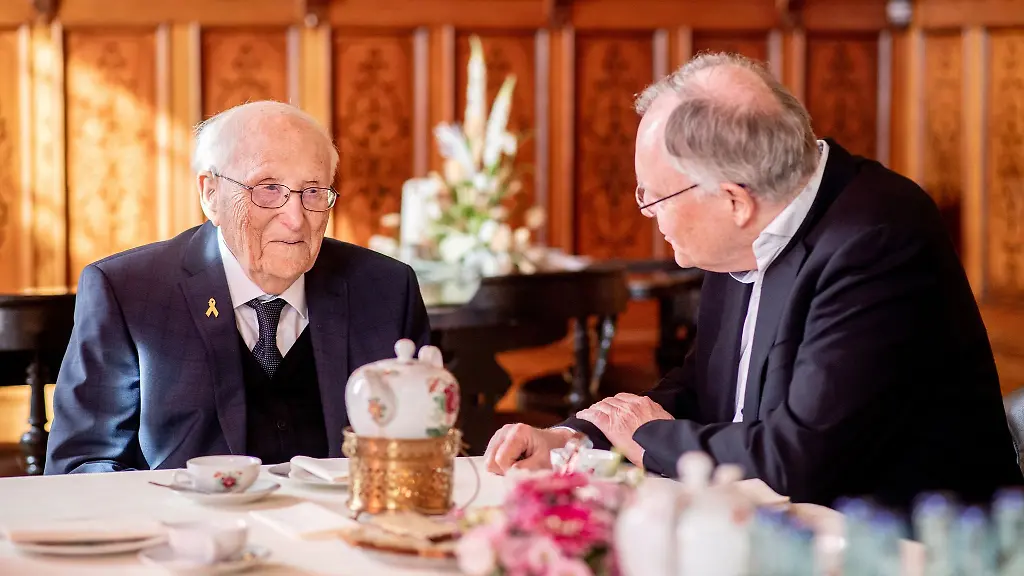 Niedersachsens-Ministerpraesident-Stephan-Weil-rechts-besuchte-den-Holocaust-Ueberlebenden-Albrecht-Weinberg-kurz-vor-dessen-100-Geburtstag