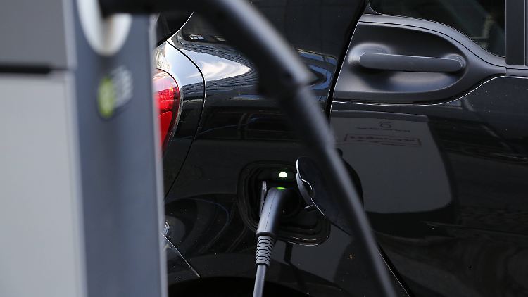 Elektroauto an einer Ladesäule: Wann kommt der endgültige Durchbruch der Elektromobilität?