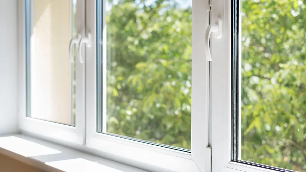 Nicht-nur-die-Scheibe-auch-der-Fensterrahmen-soll-sauber-sein-fuer-einen-ungetruebten-Blick-nach-draussen