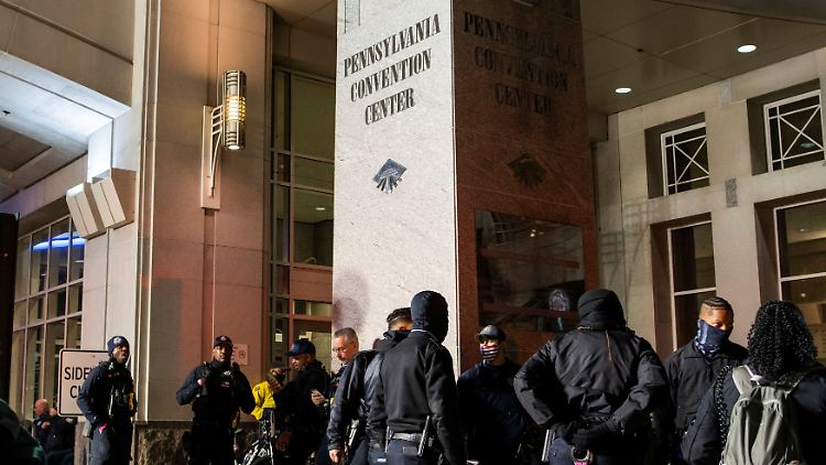 Im Kongresszentrum der US-Metropole Philadelphia werden weiterhin Wahlstimmen ausgezählt.