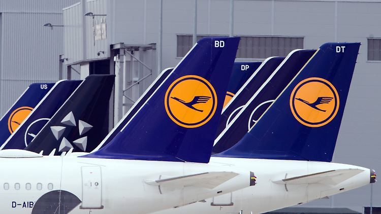 "Gestrandete" Flugzeuge der Lufthansa am Rand des Rollfeldes in Schönefeld.