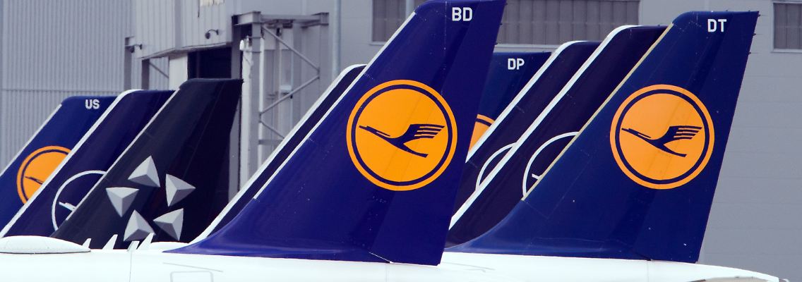 "Gestrandete" Flugzeuge der Lufthansa am Rand des Rollfeldes in Schönefeld.